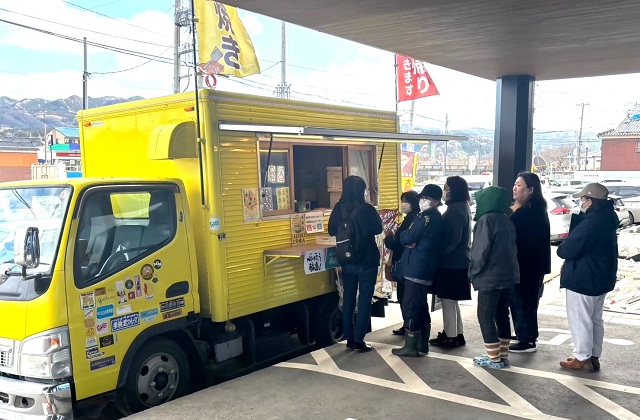 キッチンカーと、それに並ぶ人々
