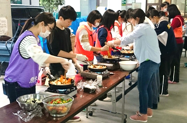 若者たちが様々な料理を作っている様子