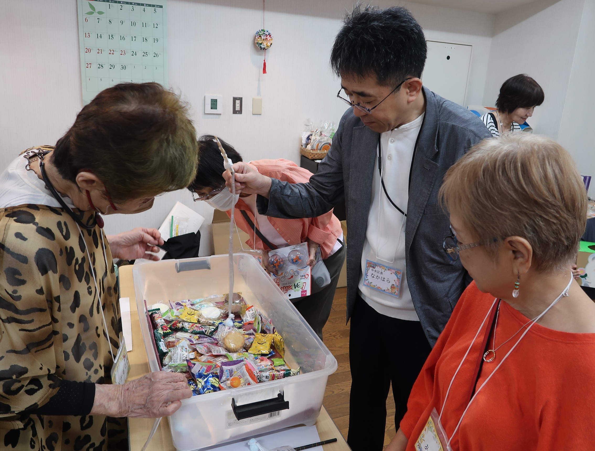 秋まつりのお菓子釣りの様子