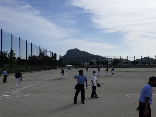 早良区体育振興会大塚会長が始球式でボールを投げる画像