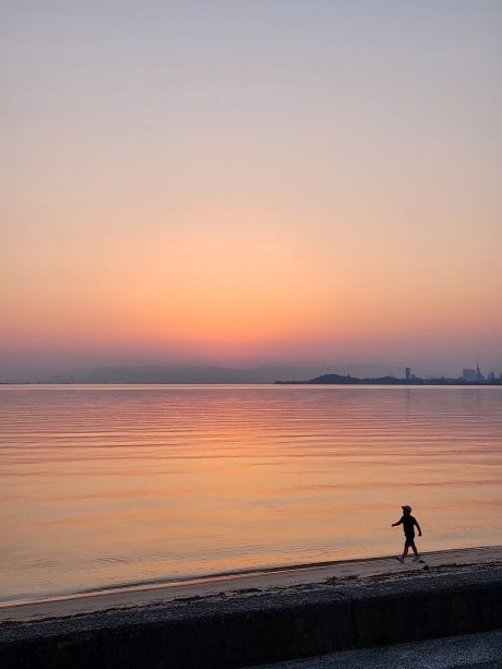 陽が昇る前の福岡市西区今宿の海岸。