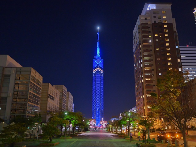 福岡タワーのブルーライトアップの様子（その1）