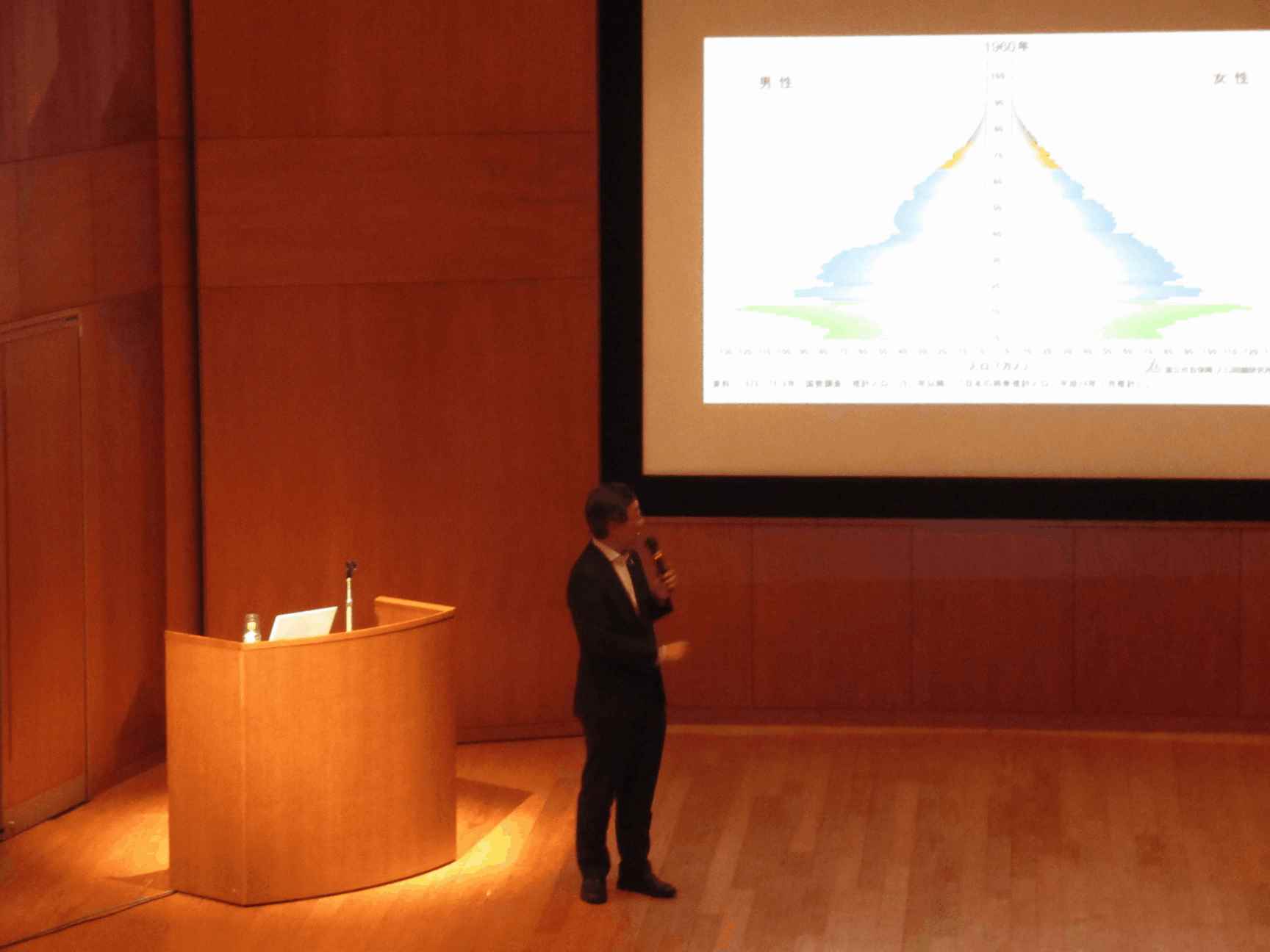 画像：講師渋澤健氏が講演をしている様子。