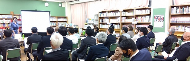 図書室で前に立つ森講師と、椅子に座って話を聴く参加者の画像