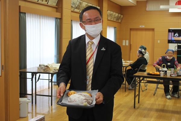 久田区長が作ったパンの写真