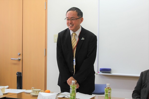 懇談会で挨拶する久田区長の写真