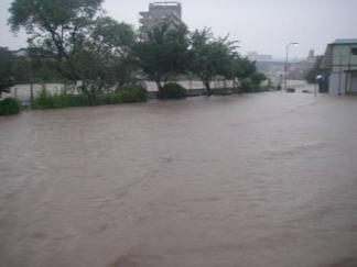平成２１年７月洪水（福岡市南区向新町）の那珂川氾濫状況の写真