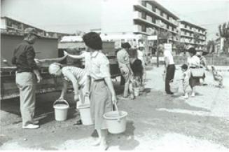 昭和53年 バケツに給水をうける市民の写真