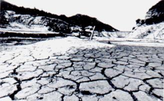 昭和53年 枯渇して湖底を露呈した南畑ダムの写真
