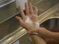 （10）手首を洗っている様子