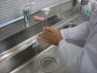 （５）処理後にしっかり手洗いを行う様子