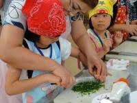 子どもに包丁の使い方を教えるヘルスメイト