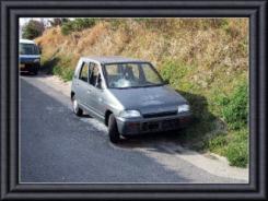 道路に放置された自動車の写真