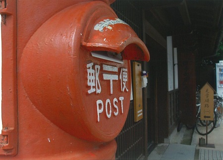 昔ながらの郵便ポストの画像