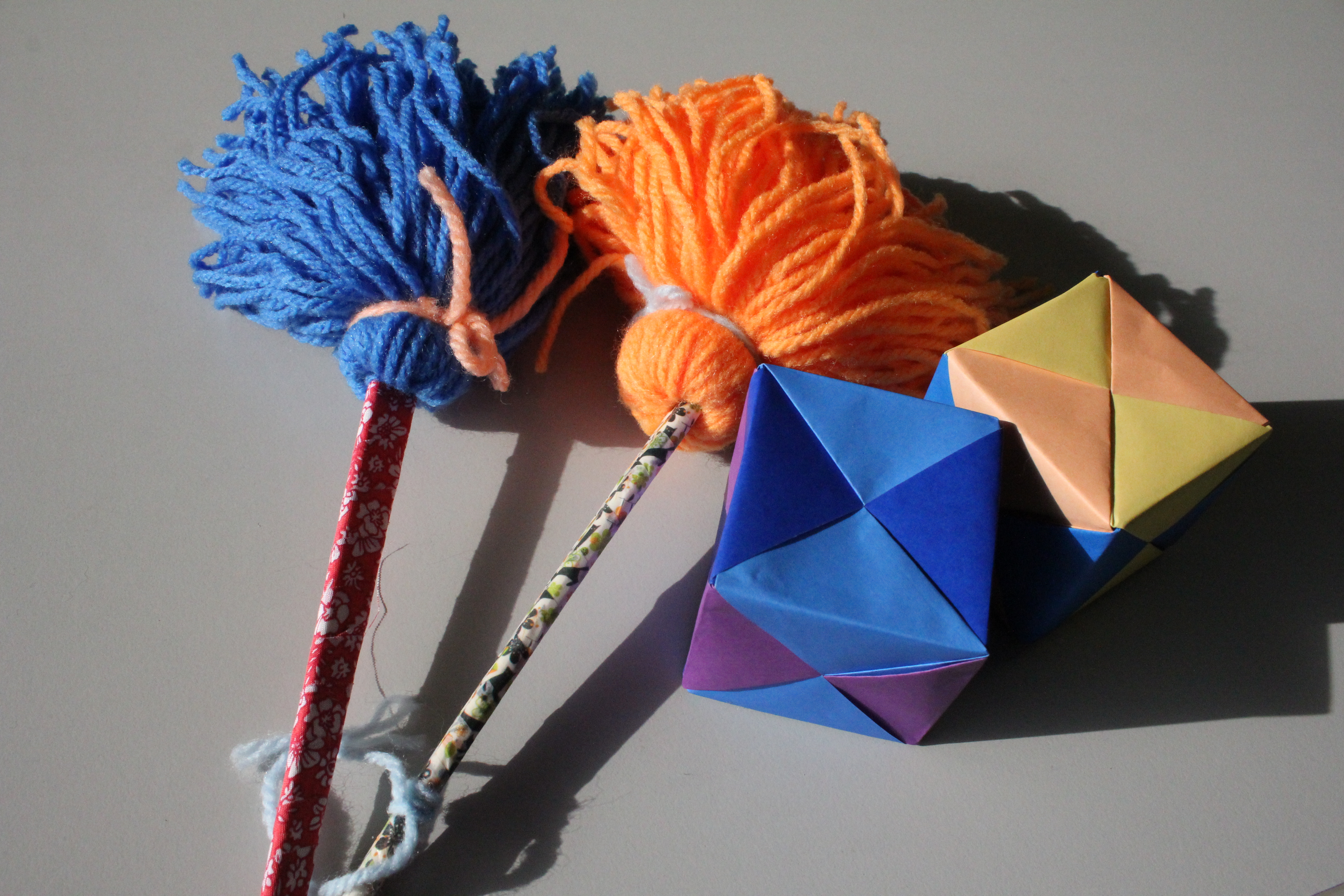 小物作り体験で作成したモップと折り紙の画像