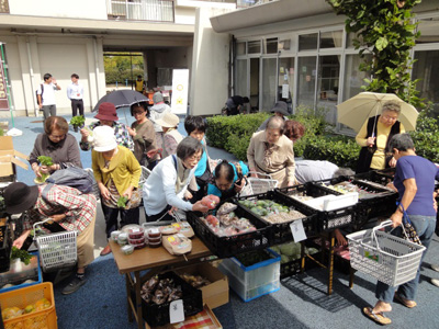 星の原団地（早良区）の「星の原カフェ」開催に合わせて、野菜等の出張販売（添田町「道の駅歓遊舎ひこさん」）の写真