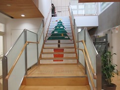 クリスマスツリーの階段アートの写真