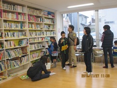 本棚を見上げる参加者たちの写真