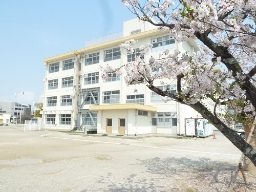 老司小学校校舎と桜