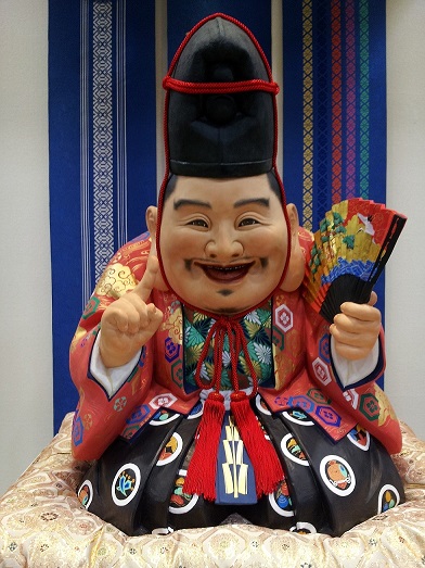 はかた伝統工芸館のシンボルである博多人形「福の神」