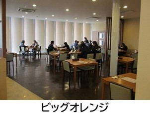 「ビッグオレンジ」の内部写真。九州大学情報発信拠点のビッグオレンジは、レストランを併設しています。他のセルフの食堂とは異なり、落ち着いた雰囲気のレストランです。
