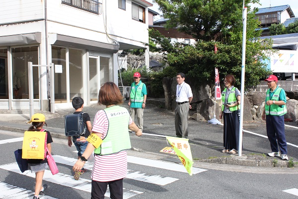 児童が横断歩道を安全に渡れるよう誘導する様子