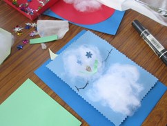 綿を貼って作った雪だるまのカードの写真