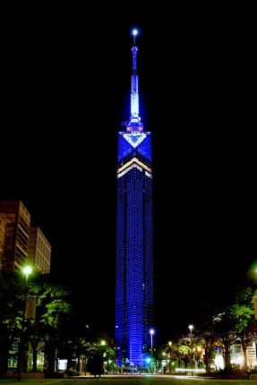 ブルーにライトアップされた福岡タワーの写真