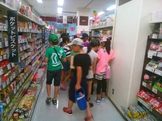 お菓子売り場で仕入れる商品を選ぶ子どもたちの様子