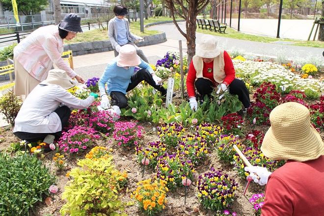 「ひと花花壇で」作業をする小田部きれい花隊の皆さんの写真