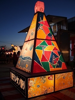祭りのシンボルである大型ランタンの画像
