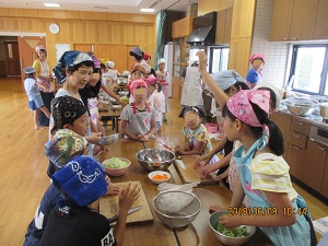子どもたちが料理をする写真