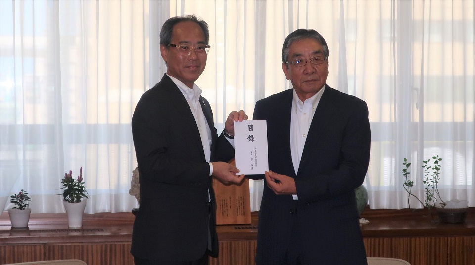 管工事協同組合の藤理事長より光山副市長へ贈呈の様子の写真