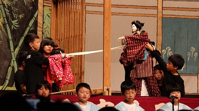 伝統文化「今津人形芝居」の体験学習の様子
