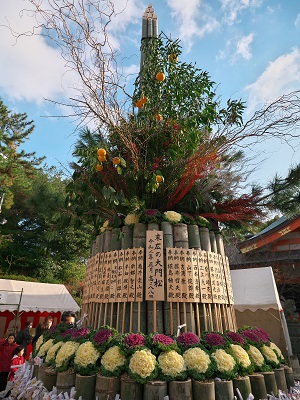 画像：紅葉八幡宮のジャンボ門松