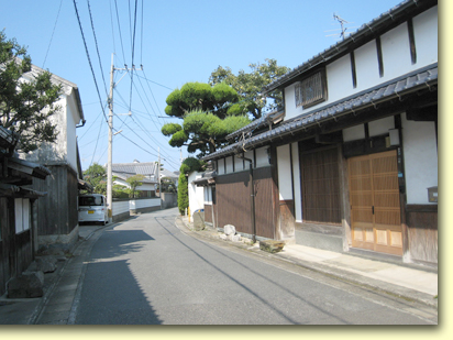 画像：次郎丸の白壁通り（１）