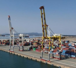 博多港のキリンと呼ばれるコンテナクレーンの写真