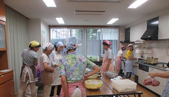四箇田公民館で相談中、調理ボランティアスタッフのみなさん