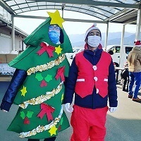 クリスマスには，もみの木とサンタに扮したスタッフがお出迎え