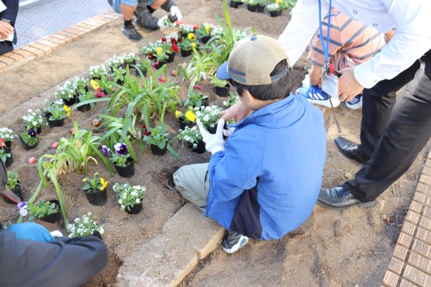 東区役所の花壇の植替え