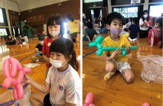 できた作品を見せる子どもたちの様子
