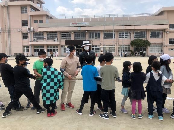 大人対子どもの綱引きの写真