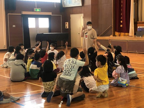 遊びの達人の回りに集まる子どもたちの様子