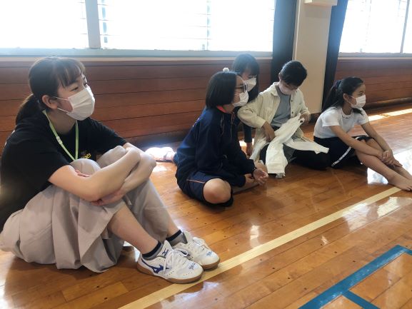 子どもたちを見守る待機中のOG達