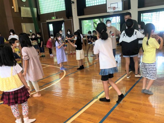 ジャンケンゲームを指導する遊びの達人
