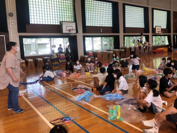 バルーンアートの説明を聴いている子どもたちの様子