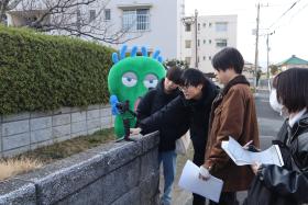 学生がカメラの位置を確認している様子