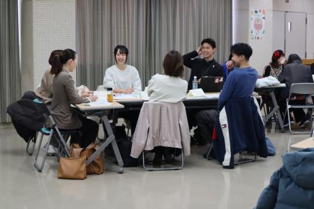 グループワークで会話している様子