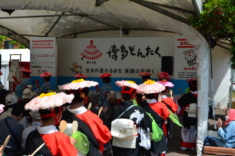 令和7年度どんたく城南区演舞台で輪踊りしている様子