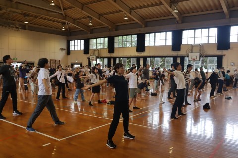 1.住民とラジオ体操をしている写真
